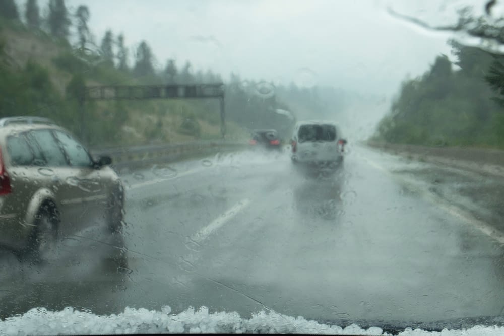 aquaplaning door nat wegdek